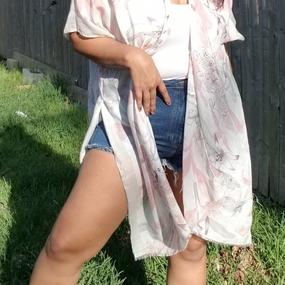 ✨️LAST ONE ✨️FLOATING FLORALS WHITE KIMONO CARDIGAN - Picture 6 of 10